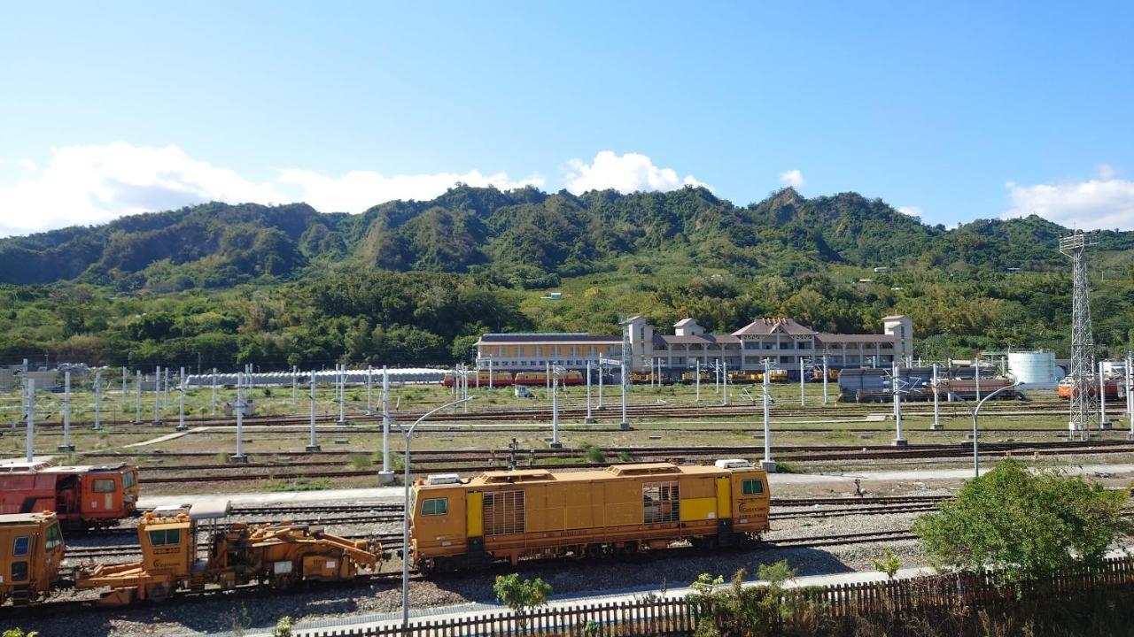 The Railroad Runs Hotel Taitung Екстериор снимка