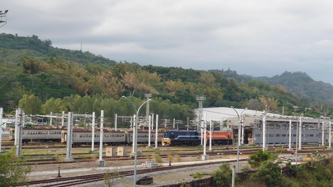 The Railroad Runs Hotel Taitung Екстериор снимка