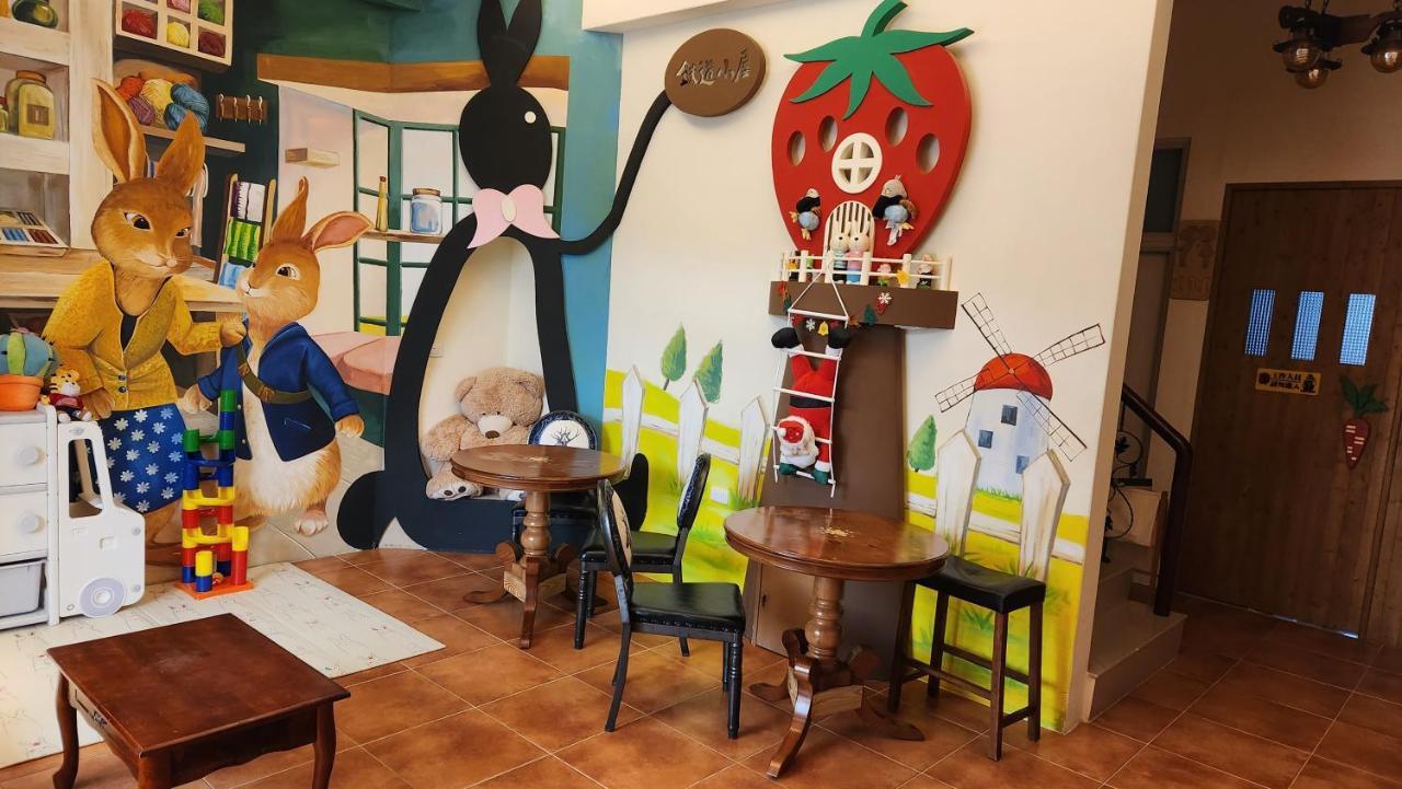 The Railroad Runs Hotel Taitung Екстериор снимка