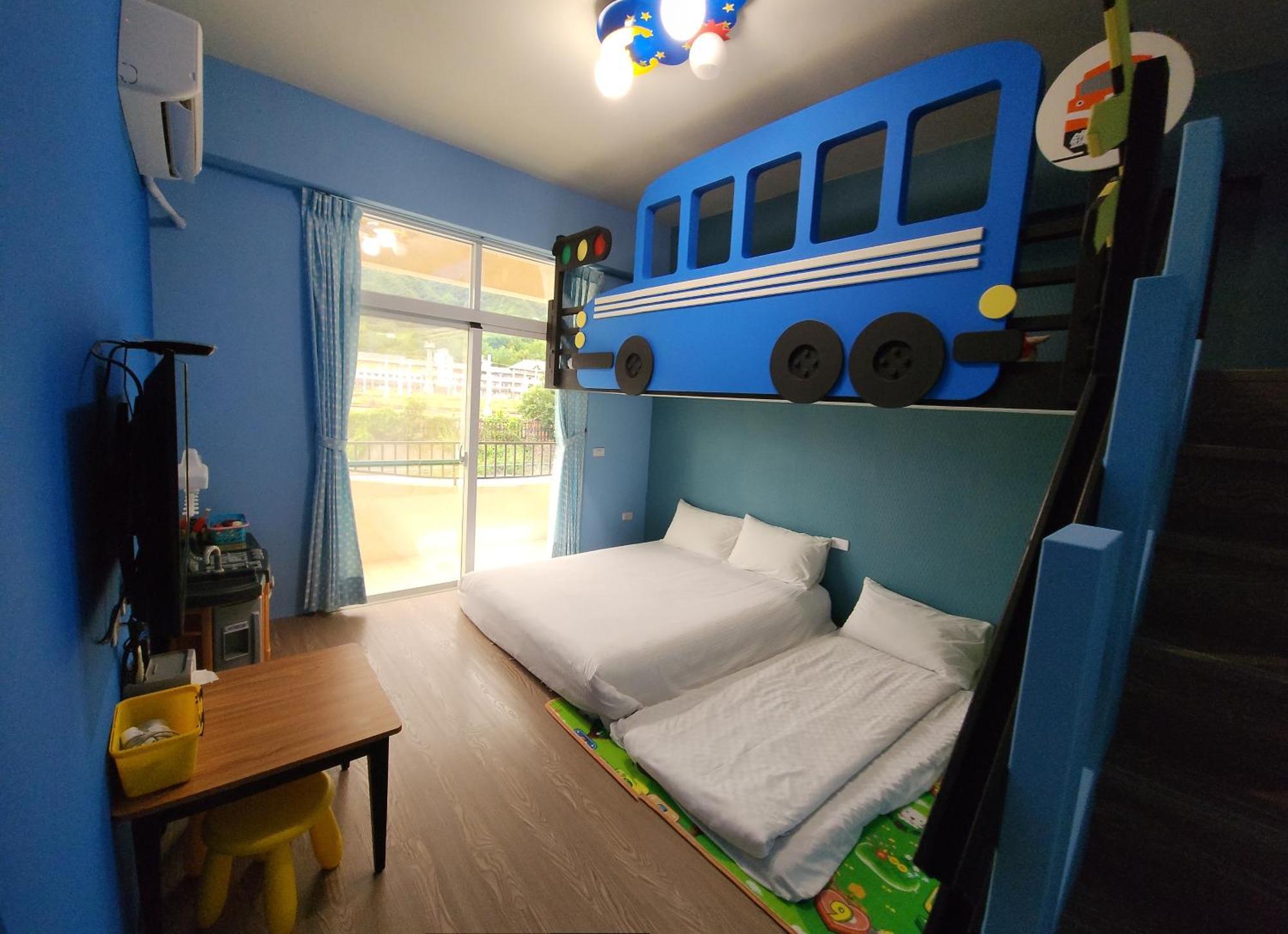 The Railroad Runs Hotel Taitung Екстериор снимка